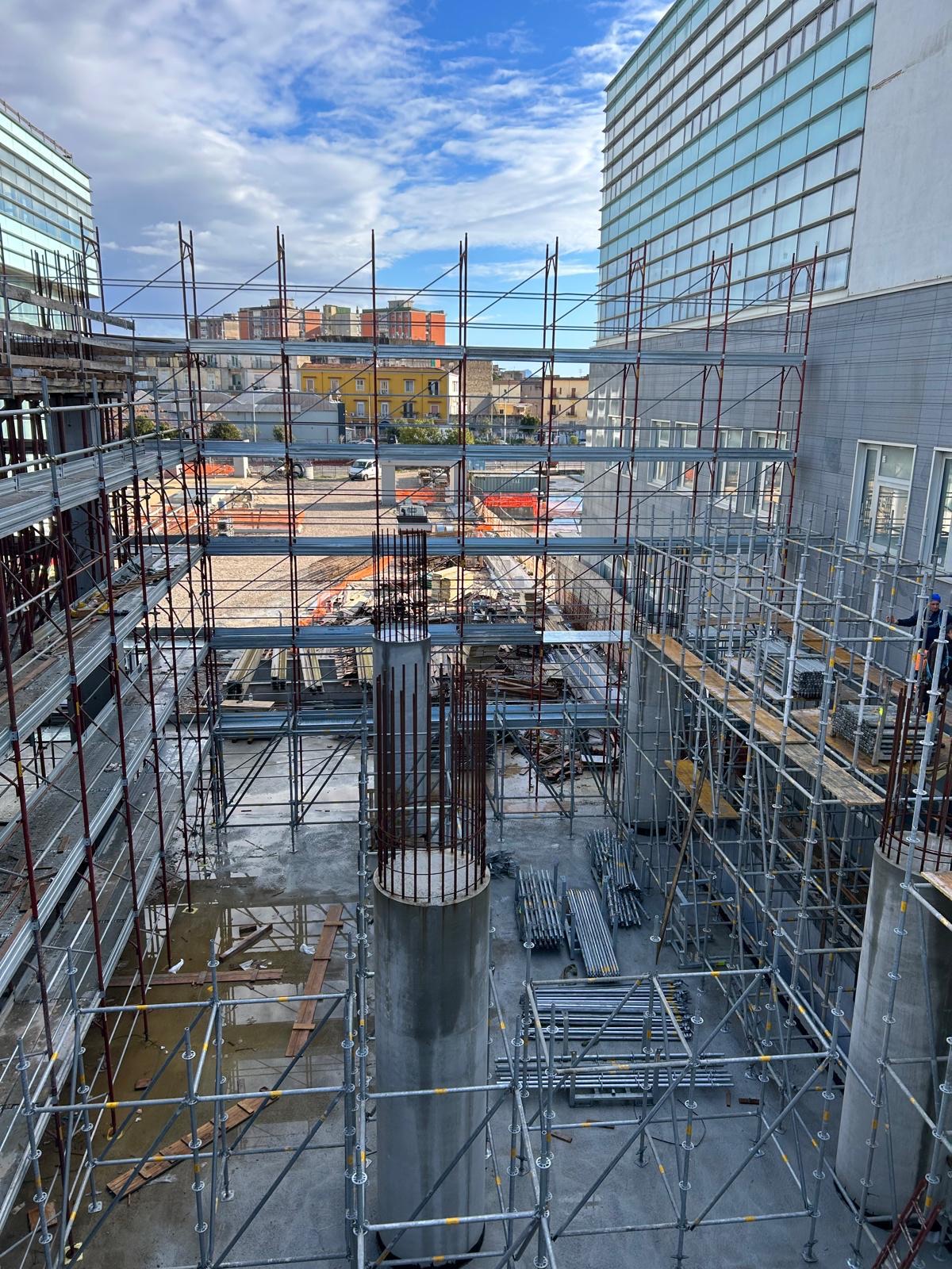 Ponteggio installato in un cantiere complesso tra edifici