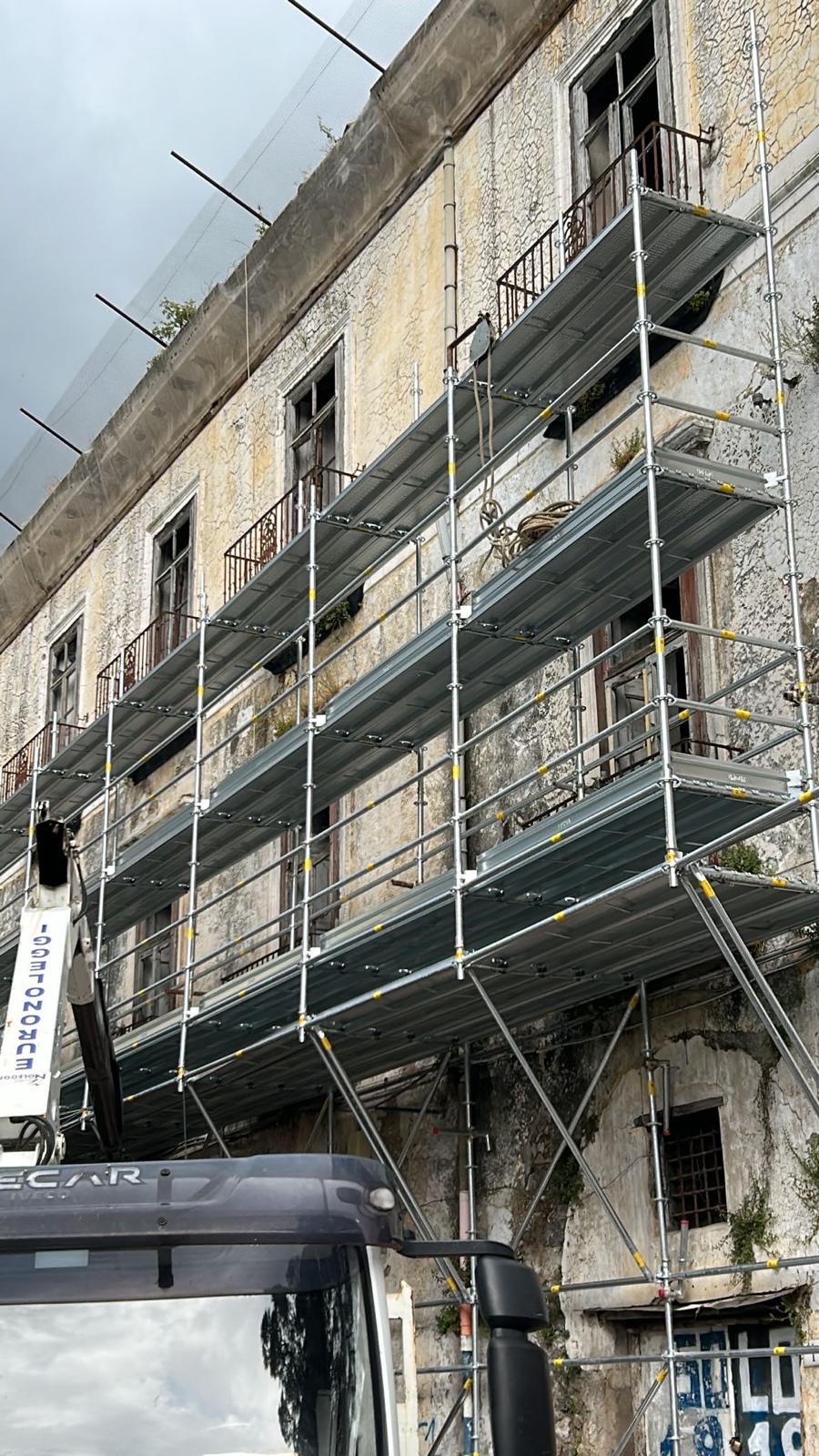 Ponteggio multidirezionale montato lungo un edificio